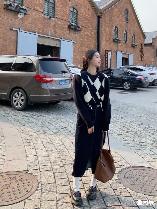 鱼司辰 秋冬毛衣别乱选！穿这两件就够了，搭配上半身裙，让你可盐可甜