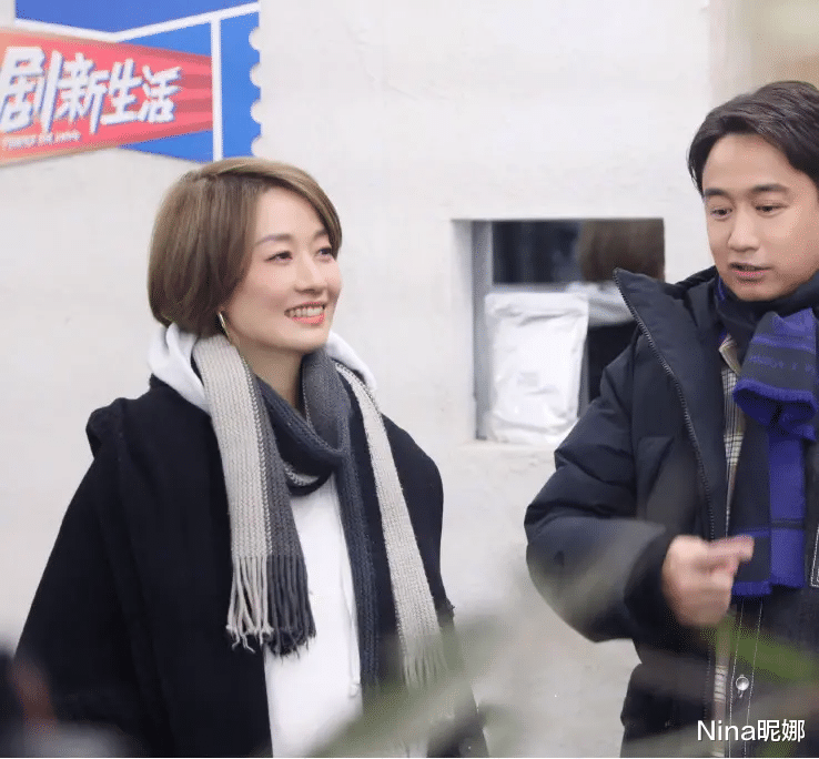 马伊琍|45岁马伊琍离婚后新造型大突破，穿卫衣粉裤戴大金耳环，染棕发极具特色