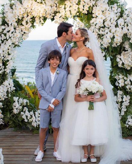 卡卡|卡卡曬全家福！和二婚妻子恩愛(ài)幸福，兩個(gè)前妻生的孩子都跟了后媽