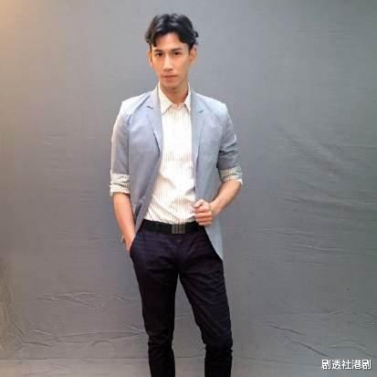 TVB|不满!TVB人气美女主持合照时胸前出现男人手,疑似被对方占便宜