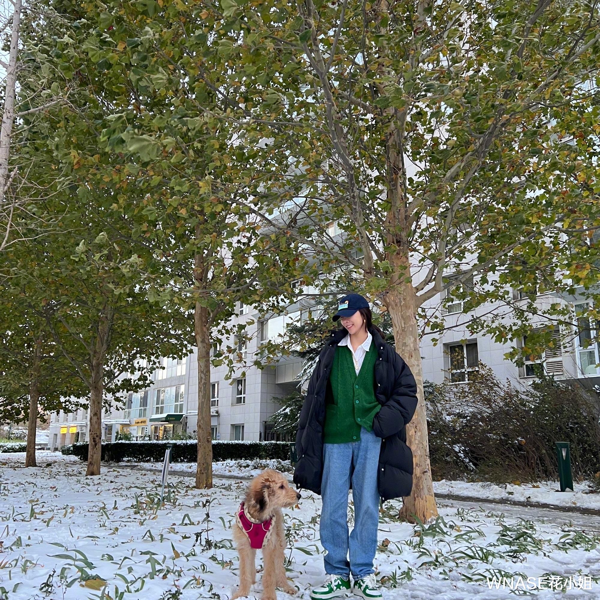 WNASE花小姐 女明星集体晒“初雪照”超养眼！冬日穿搭成焦点，你最pick哪一套