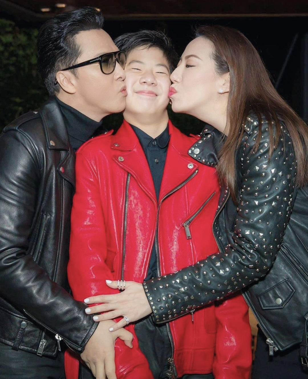 甄子丹|甄子丹晒全家福庆圣诞！14岁儿子和爸爸一样高，女儿继承母亲美貌