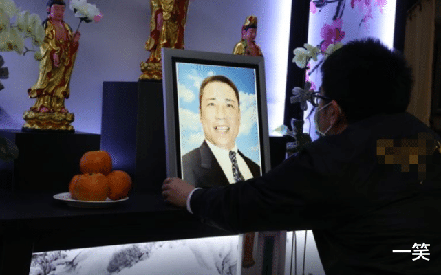 陈松勇|陈松勇灵堂首曝光，将采用树葬方式下葬，遗照露齿灿笑传递乐观