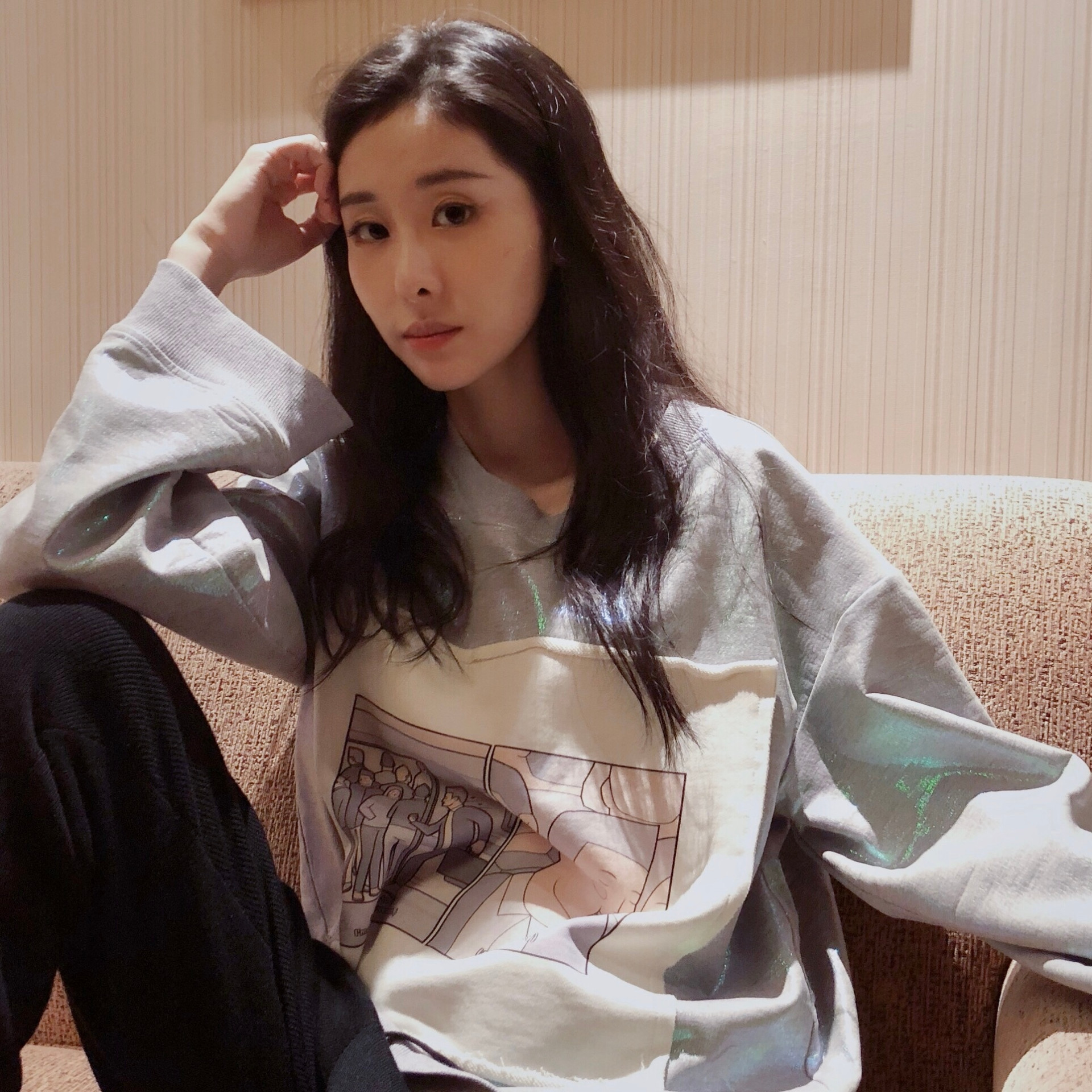 张碧晨|张碧晨6个月大肚照流出，穿宽松大衣也难掩孕肚，双腿却依旧纤细