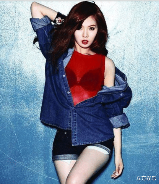 金泫雅|泫雅晒接吻照！女方伸舌头遭后者躲避，网友：能不能纹个眉毛