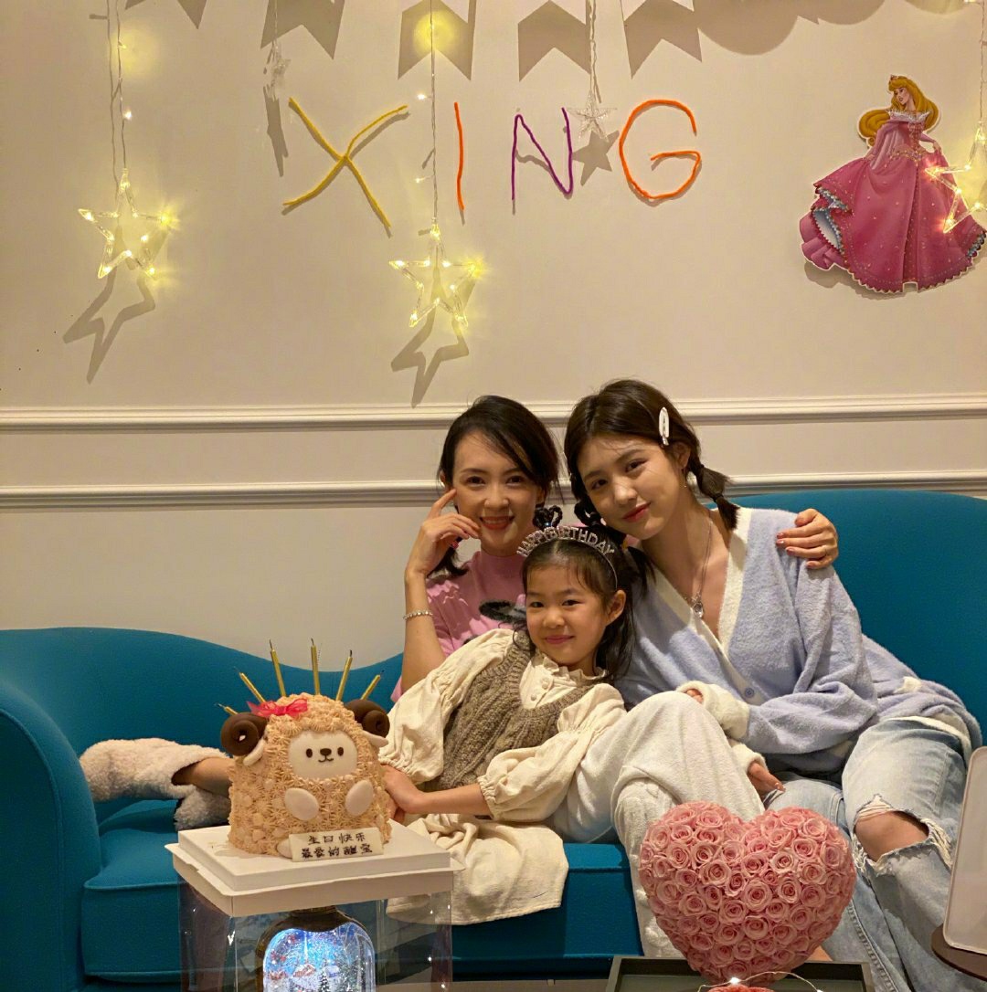 章子怡|章子怡晒照庆祝醒宝6岁生日,一家五口幸福合影,小寿星许愿:一家人永远在一起