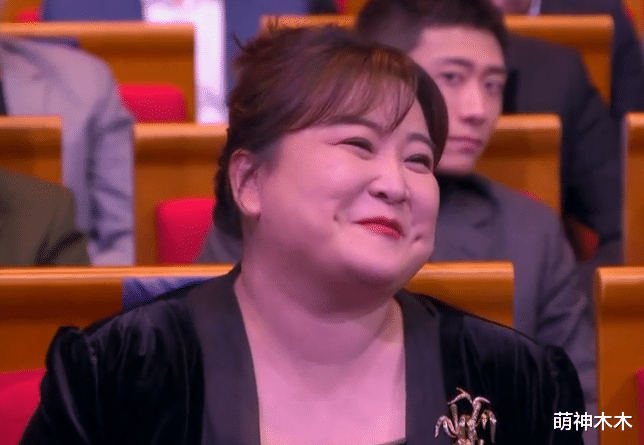 贾玲|金鸡奖众星台下反应太真实：贾玲难掩失落，张译紧张到闭眼抿嘴
