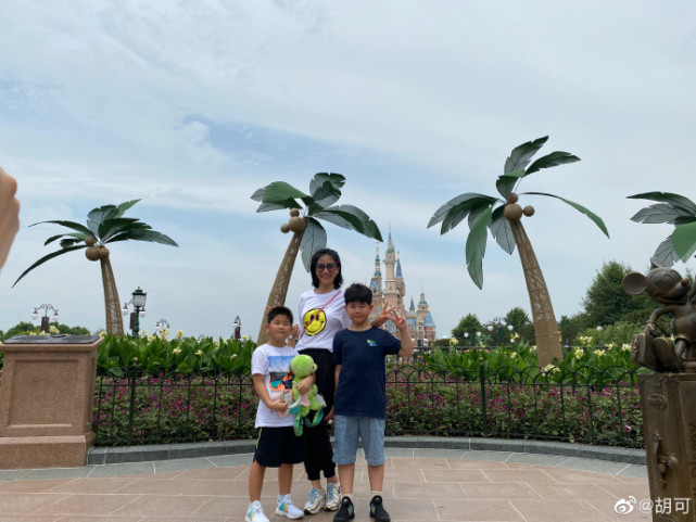 沙溢|沙溢带大儿子游玩，10岁安吉发福肚腩明显，个头长到爸爸肩膀