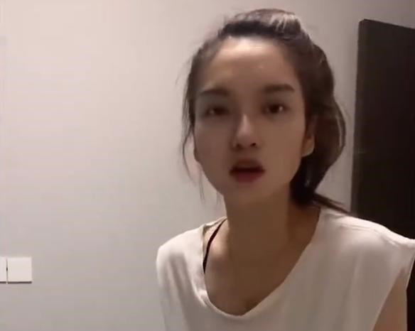 悦姐ya|河南一女子和男友聊天，得知男友叫过前女友宝宝，女子咬了他一口