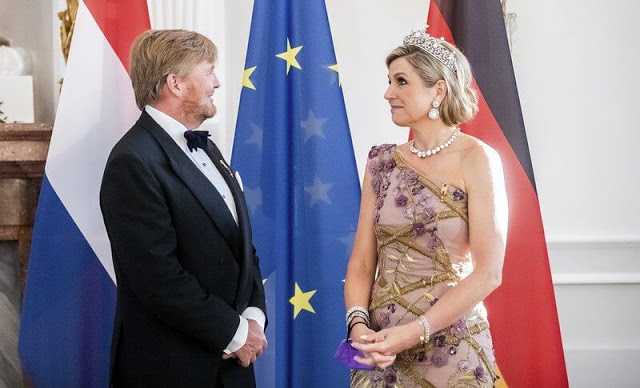 全球时尚风行|荷兰50岁王后一鸣惊人!紫花金竹拖尾裙霸气,可惜虎背熊腰姿态差