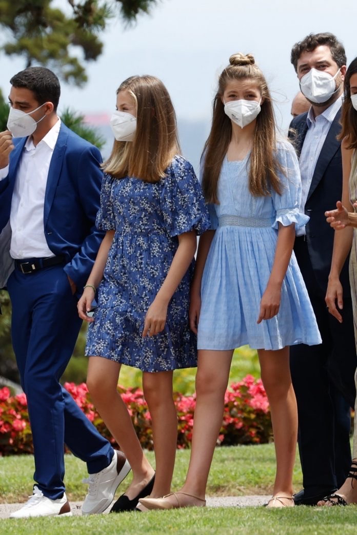 闲鱼有话说|西班牙俩公主同穿蓝裙亮相，简单却很高级，妹妹扎丸子头气场更足