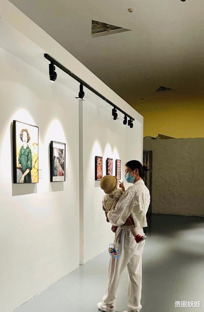 罗斯|林峰女儿近照，1岁小公主会走路了，高高瘦瘦灵活俏皮好活泼