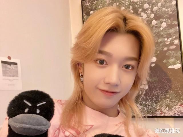 中国电影|继甘望星之后，又一个男爱豆在机场被吐槽娘气！男生不能打扮吗？