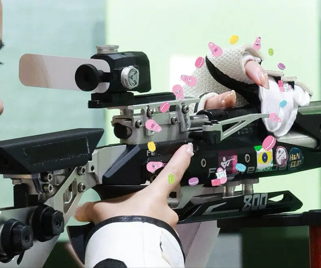 |金牌得主带火美甲!杨倩涂珍珠美甲好可爱,刘诗雯蓝色美甲成焦点