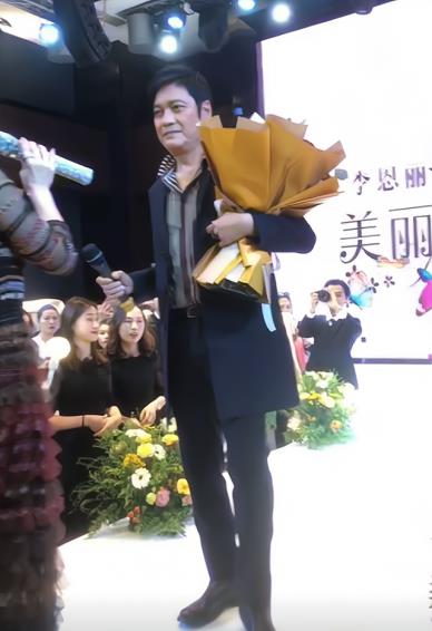 万梓良|在内地生活的香港老艺人：“阿紫”靠退休金，万梓良四处走穴商演