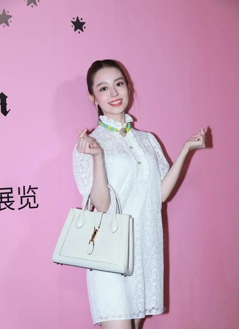 胖达美妆所|吉娜气质真抢眼，穿小洋裙优雅似名媛，精致长相全露脸也不怕