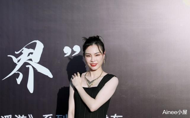 Ainee小屋|吴敏霞愈加有明星的样子，黑背心裙挺简约，但赫本风的魅力挡不住
