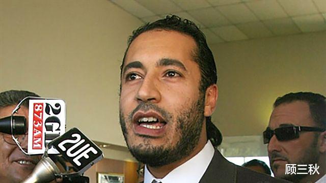 穆塔|卡扎菲五子穆塔西姆临死前，边喝水边抽烟，表情淡定地与叛军对话