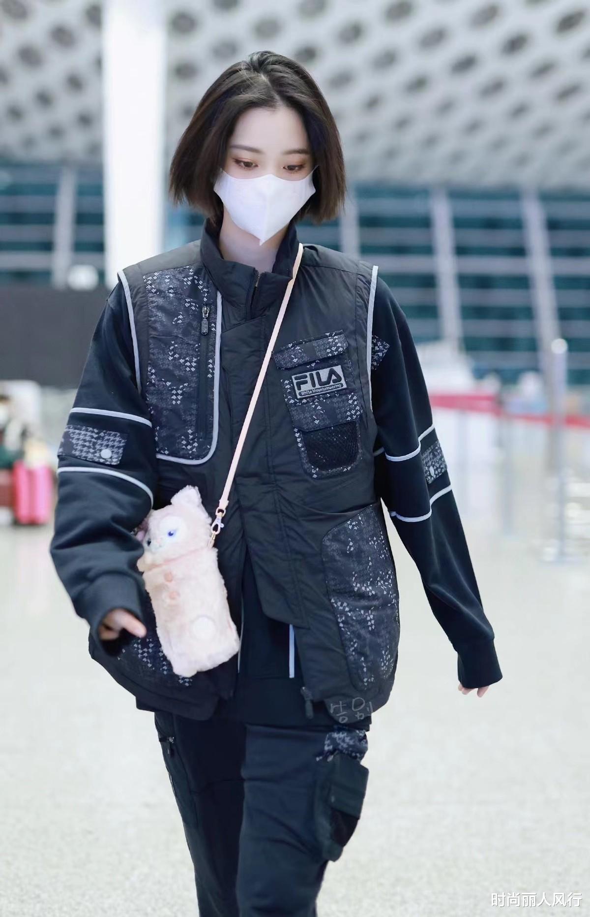 时尚丽人风行 欧阳娜娜化千金妆后再次大火！穿一身黑走机场，靠私服穿搭成宠儿