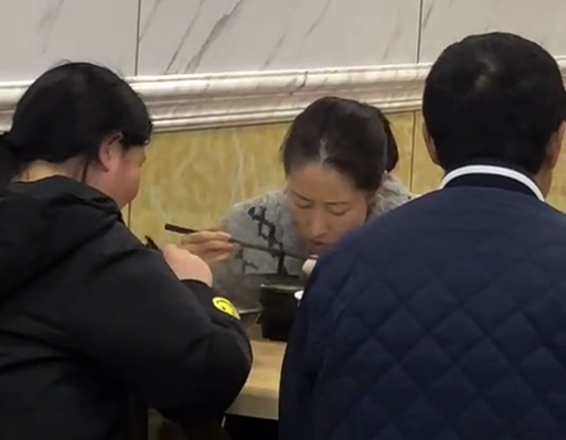 刘敏涛|刘敏涛现身苍蝇小馆，不顾形象大口吃面，素颜被指差别太大认不出