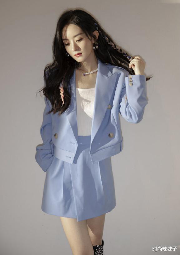 赵丽颖|赵丽颖越来越开放？穿西装故意敞开秀内搭，阿姨年纪太拼了