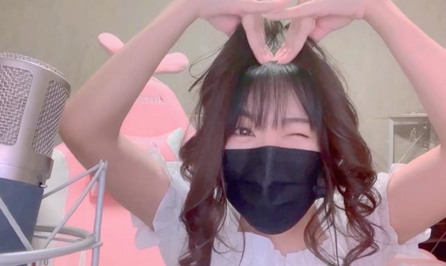 一条小团团|小团团直播口罩掉落,意外露脸后用手遮挡,粉丝P图助其恢复自信