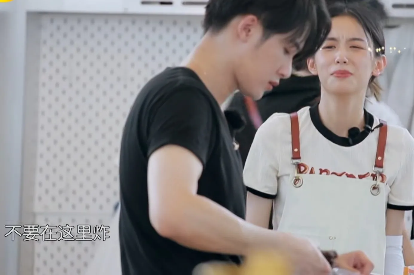 周也|周也穿香槟色长裙拍写真，腰身纤细气质好，网友：好像吴磊的妹妹