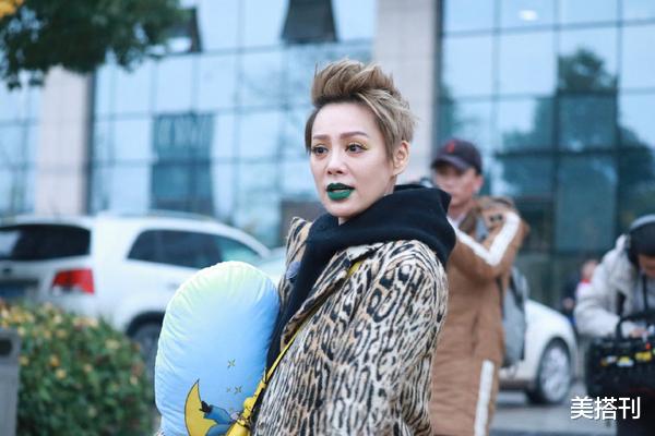 口红|宁静不愧是女王,穿豹纹涂绿口红,“中毒”色只有她能驾驭了吧