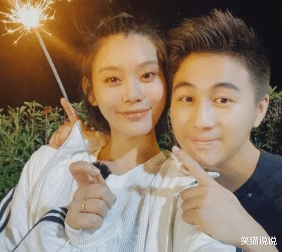 明丽|何猷君晒妈妈抱孩子照:梁安琪双手抱两孙子好开心,何广燊动作好有爱!