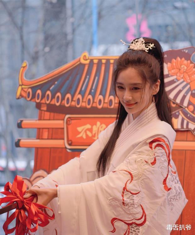 Angelababy|力破婚变传闻？黄晓明卡点为baby庆生，但女方态度引人猜测