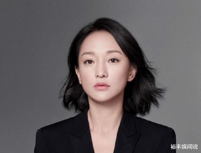 写真|周迅与新男友甜蜜聚餐，男方贴心为其盛饭互动甜蜜，牵手同回酒店