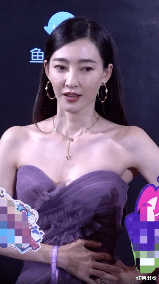 王丽坤|36岁王丽坤走红毯被冷到胃疼，在镜头前捂着肚子，说话声音显颤抖