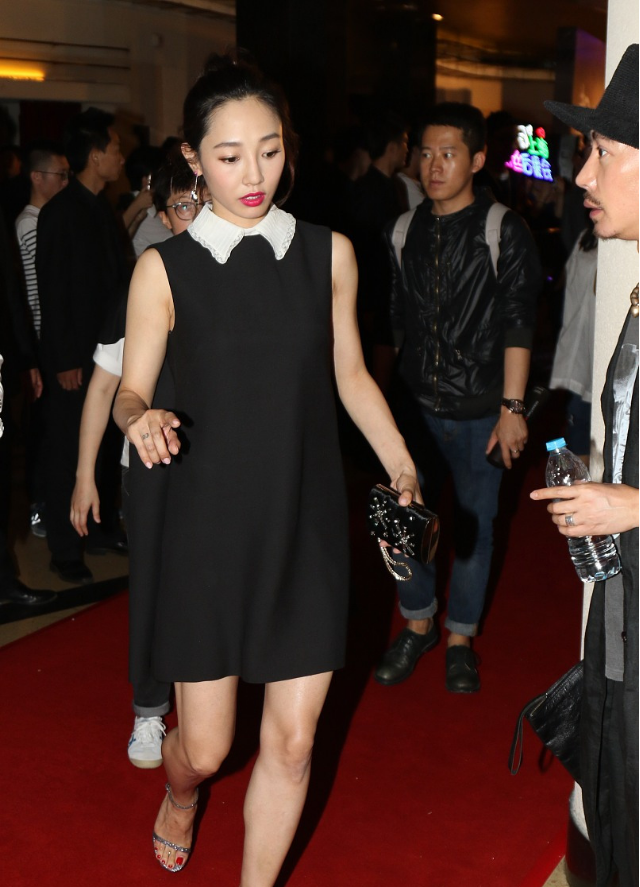 张天爱|白百何长发气质更女人，穿黑色抹胸礼服裙，头发披肩还能遮点肉