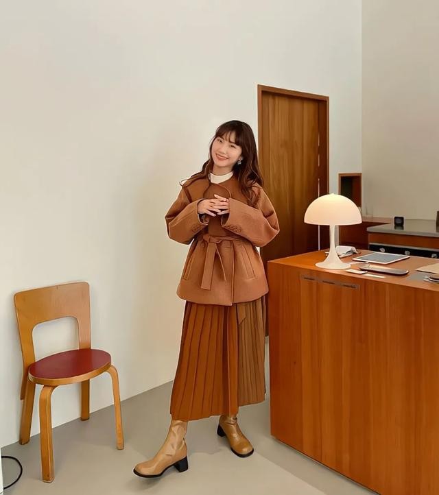 愚丫说 秋冬不要再穿裤子了，裙子搭配靴子，时尚又高级！