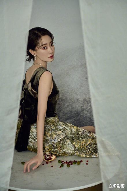 张译|34届金鸡红毯，张译紧张到搓衣角，青年演员蹲下为陈道明“让镜”