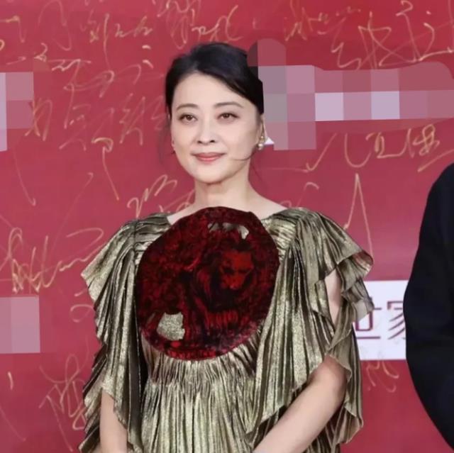 关晓彤|礼服再贵也没用！Baby就算穿着大牌礼服，还是输给了佟丽娅