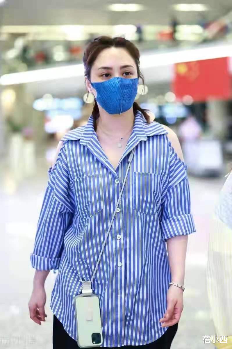 蓓小西|阿娇钟欣潼不在乎身材了吗？穿得松松垮垮走机场，不过还挺洋气的