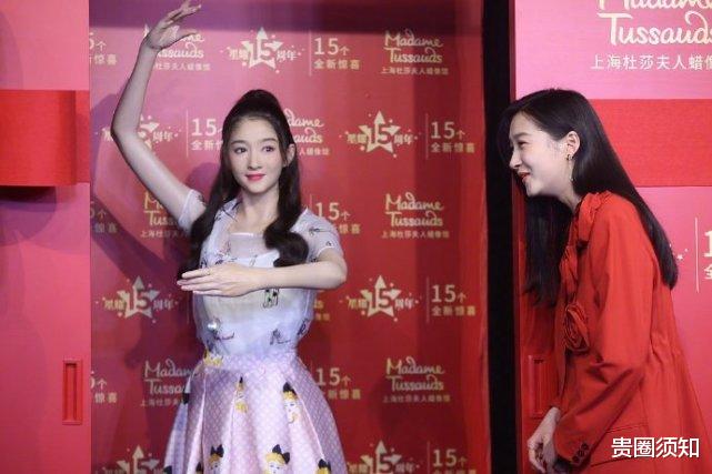关晓彤|关晓彤入驻上海杜莎蜡像馆，见到自己蜡像捂嘴笑不停，直言比自己漂亮精致