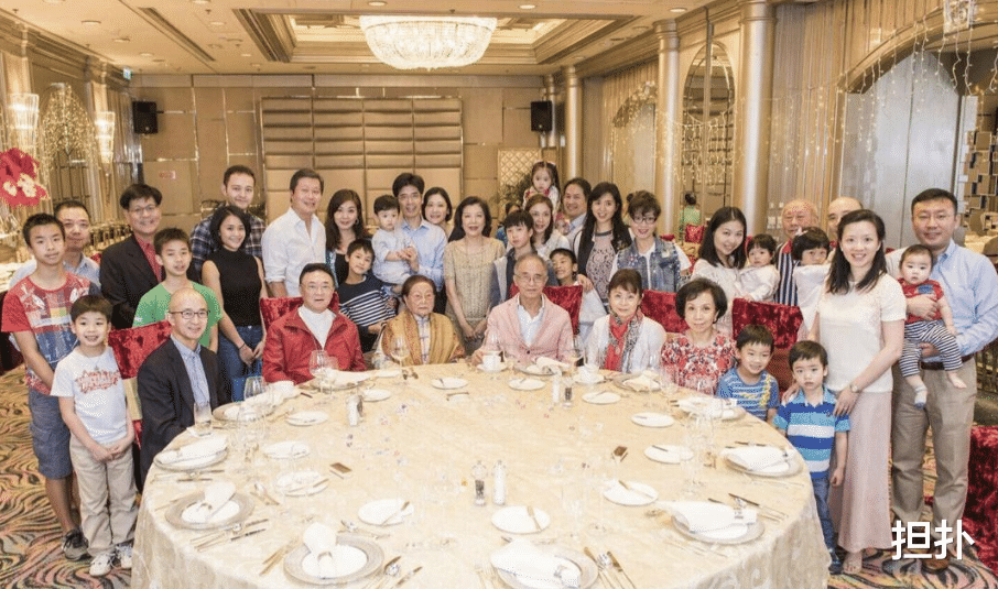 坐拥1万多亩地皮和1百多亿现金,妻子是港姐冠军,他是隐形富豪