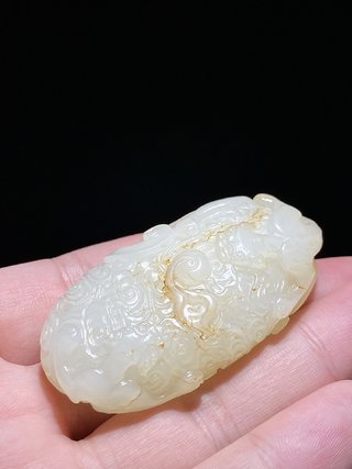 和田玉籽料|清中期 和田玉籽料 白玉 苍龙教子 螭龙纹 挂件把件