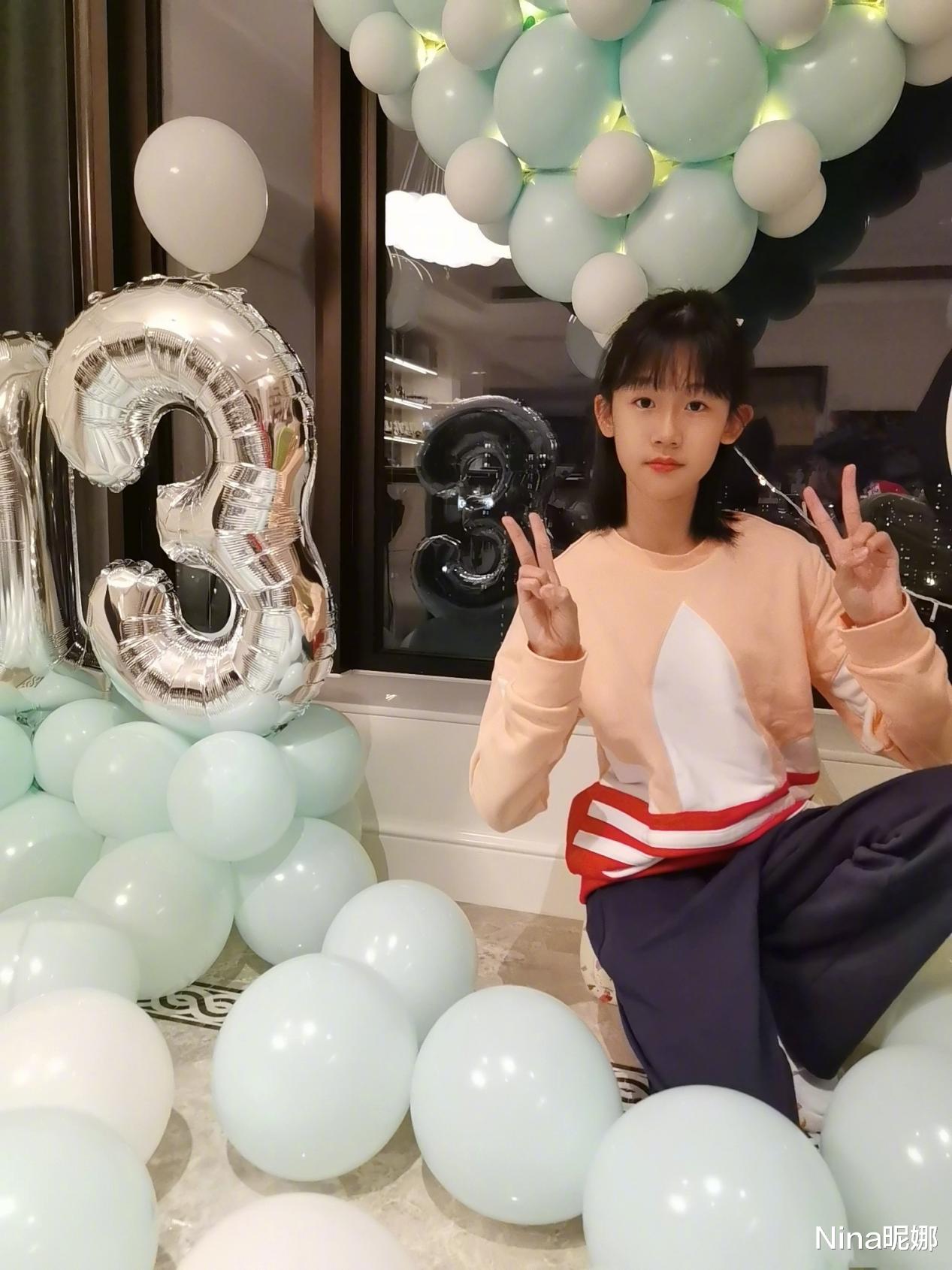 Nina昵娜 陆毅为女儿庆13岁生日，穿卫衣运动裤大长腿窗台搁不下，大长脸似爸翻版