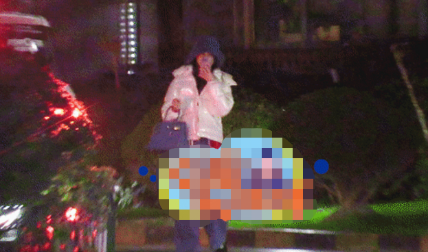 黄圣依|女星黄圣依带娃逛夜市！拎名牌包挤在人群中，儿子安迪近照胖一圈