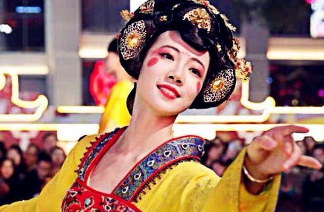 小姐姐|网红“不倒翁小姐姐”生图被疯传，当看到照片后，网友：已失恋