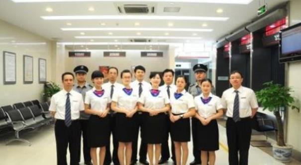 银行|“铁饭碗”陷入僵局，年薪28万留不住人，6个月有6万人选择离职