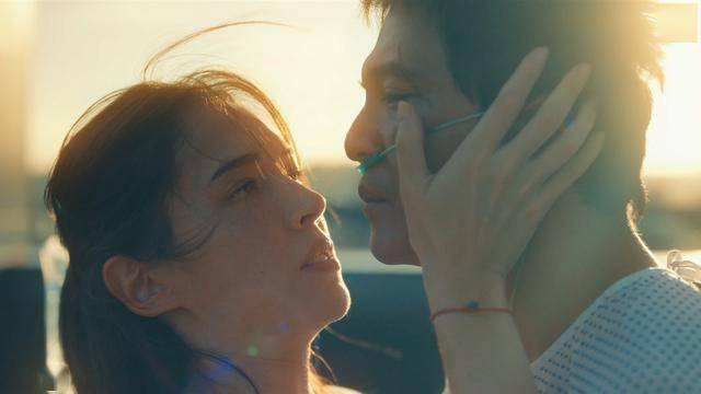 许玮甯|许玮甯晒照官宣与邱泽结婚，钻戒十分抢镜，二人曾被曝因戏生情