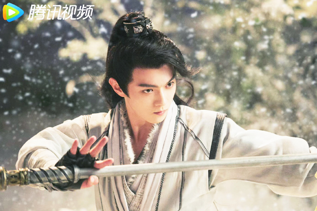 古力娜扎|许凯《雪鹰领主》飞雪连天舞长剑，古力娜扎粉衣撬动颜值天花板