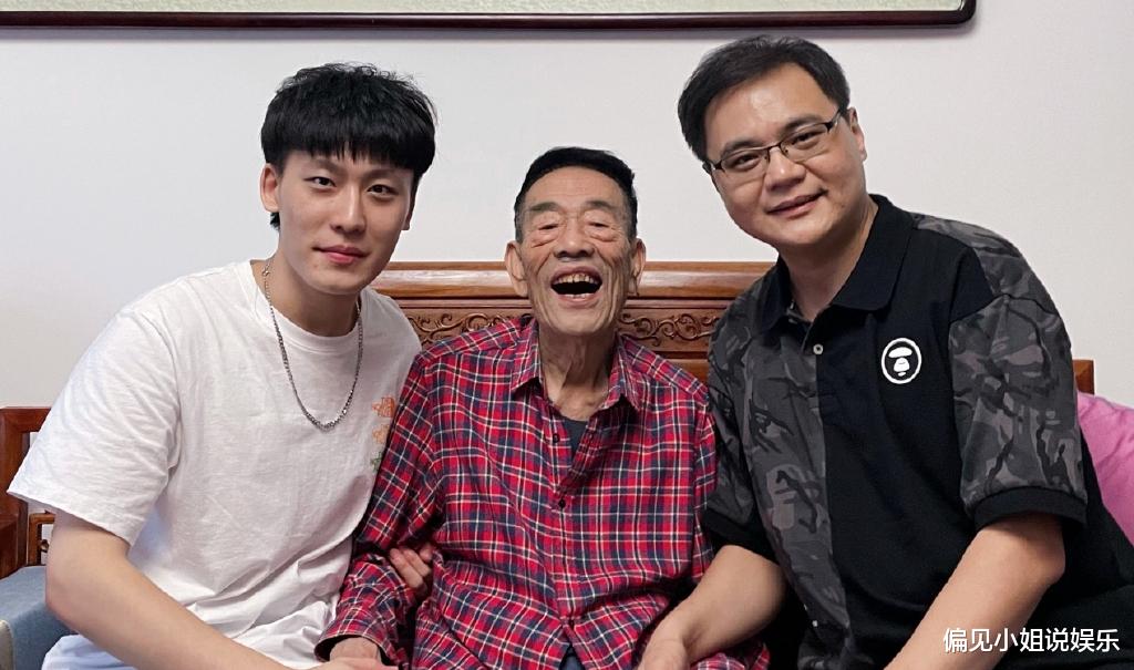 德云社|德云社鼓曲专场反响热烈，郭德纲风光的背后，有人甘愿当幕后英雄