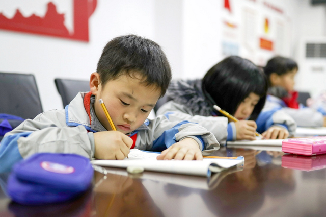 全能辣妈plus|“暑假作业带一万粒大米”宝妈陪娃数到半夜, 质问老师遭“打脸”