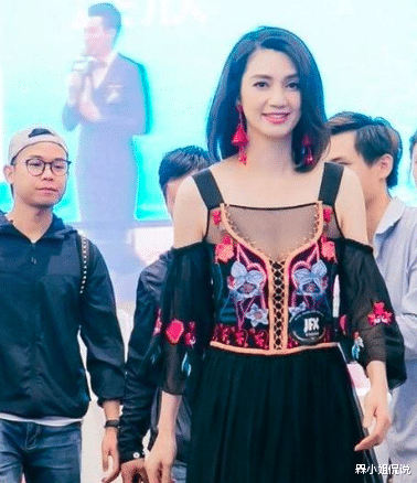 槑小姐侃说|50岁洪欣哪有大妈样？穿小黑裙和女儿玩拖车，青春洋溢不乏少女感