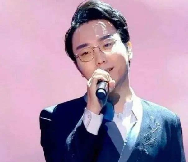 熊黛林|父亲去世3年，李玉刚雪中跪拜不忘洒雪，真想念还是在摆拍？